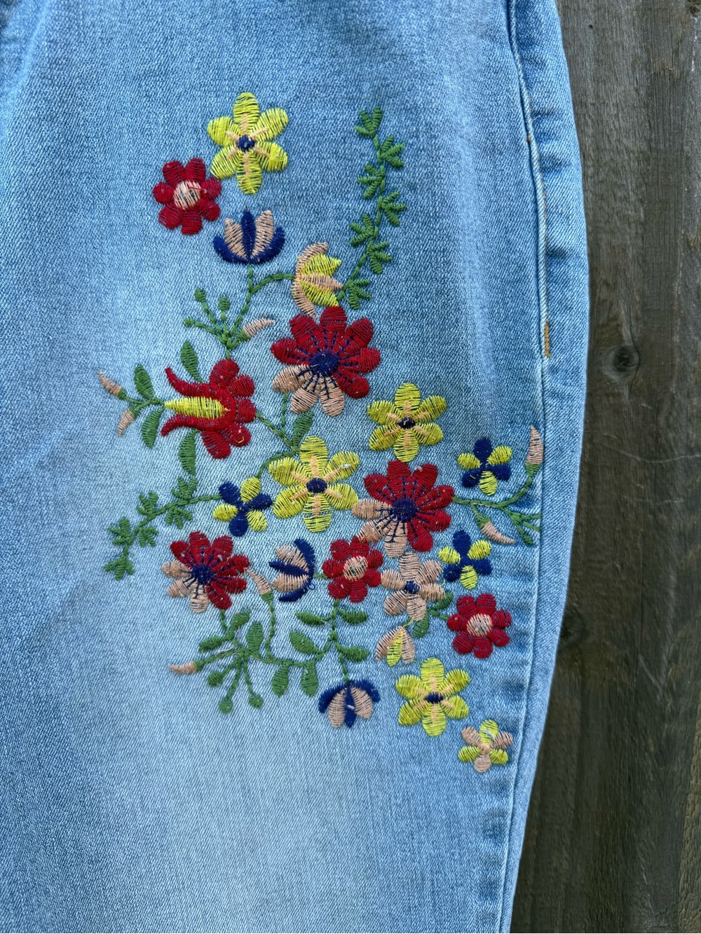 Earl Jeans Light Blue Cropped Women's Jeans with Floral Embroidery - Picture 2 of 6